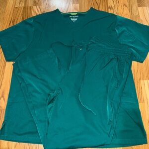 Healing Hand Works Scrub Top and Bottoms. Hunter Green.